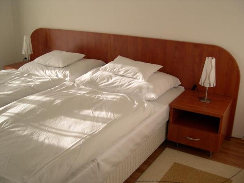 Hotel Pontis Biatorbágy Zimmer foto