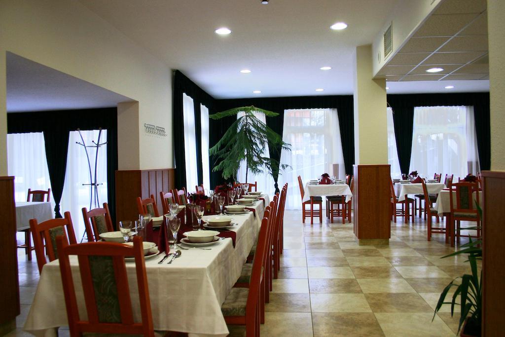 Hotel Pontis Biatorbágy Exterior foto