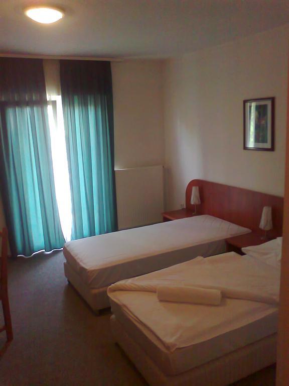 Hotel Pontis Biatorbágy Zimmer foto
