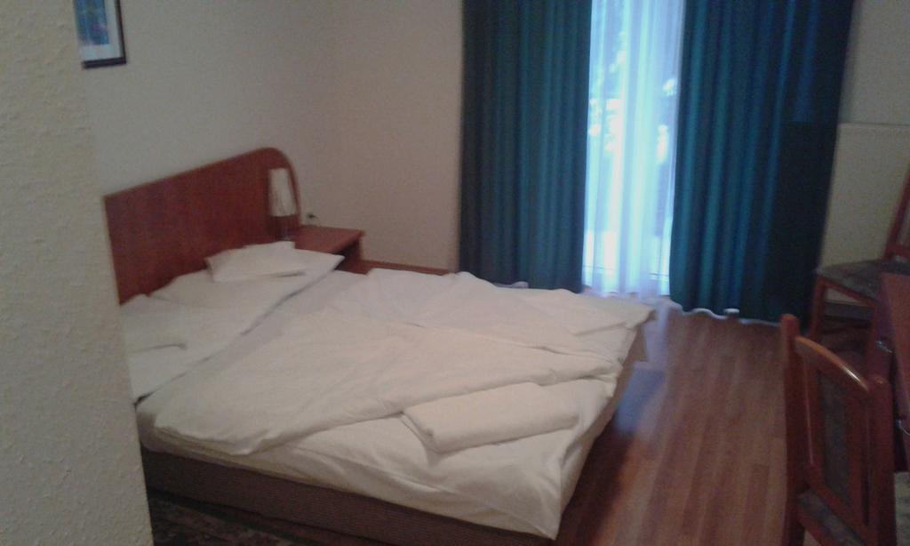Hotel Pontis Biatorbágy Zimmer foto