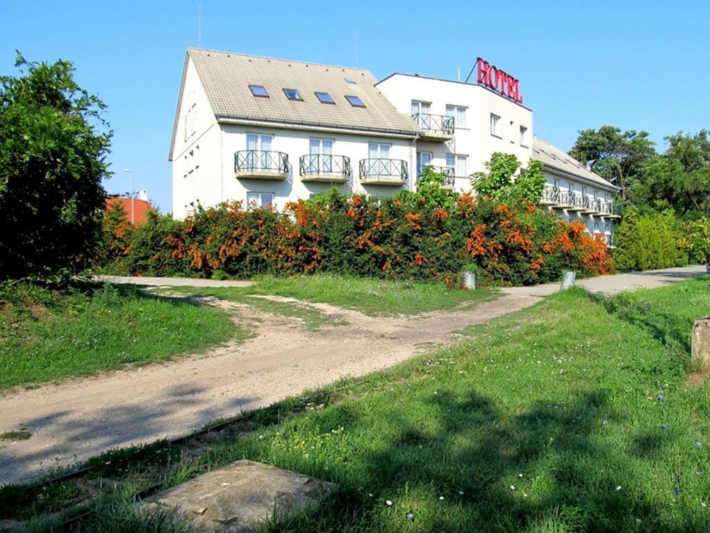 Hotel Pontis Biatorbágy Exterior foto